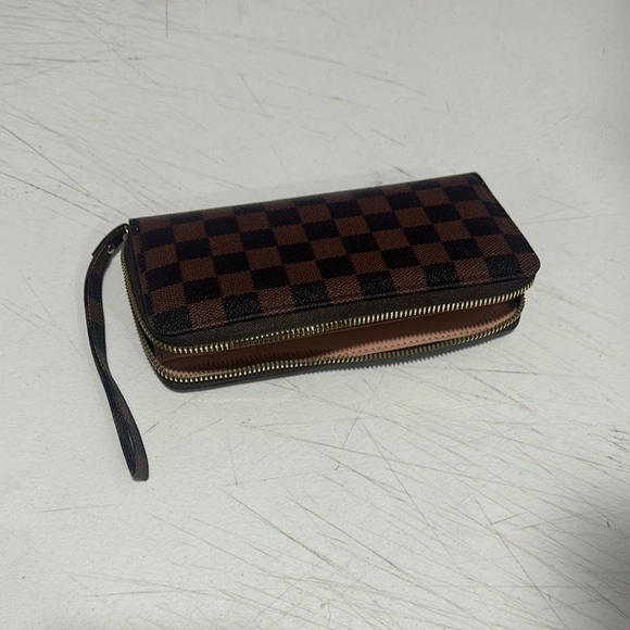 NEW Checkered Brown Wallet with Wrist Strap - Picture 1 of 3